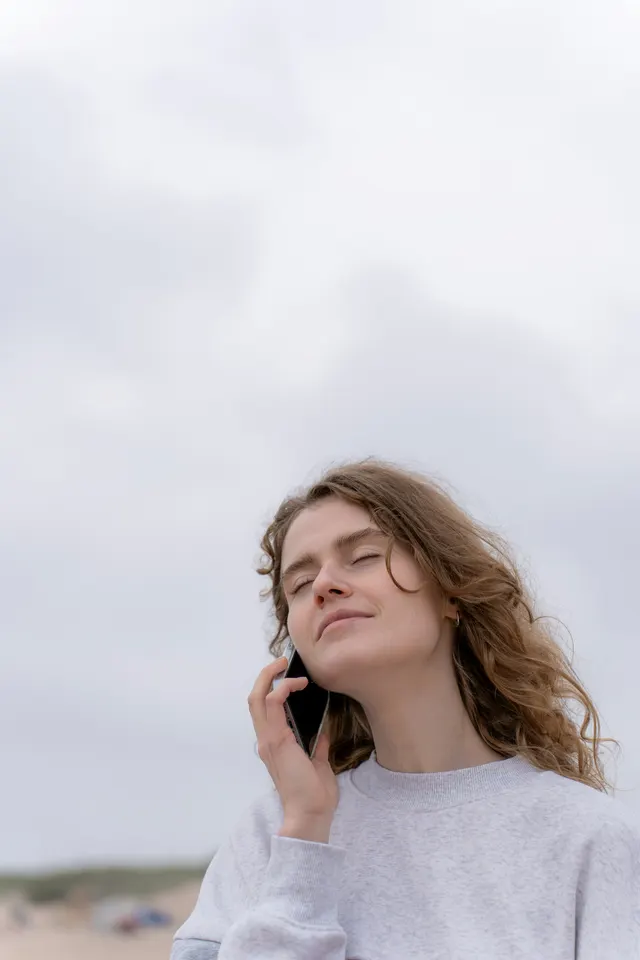 Opgeluchte ondernemer aan de telefoon